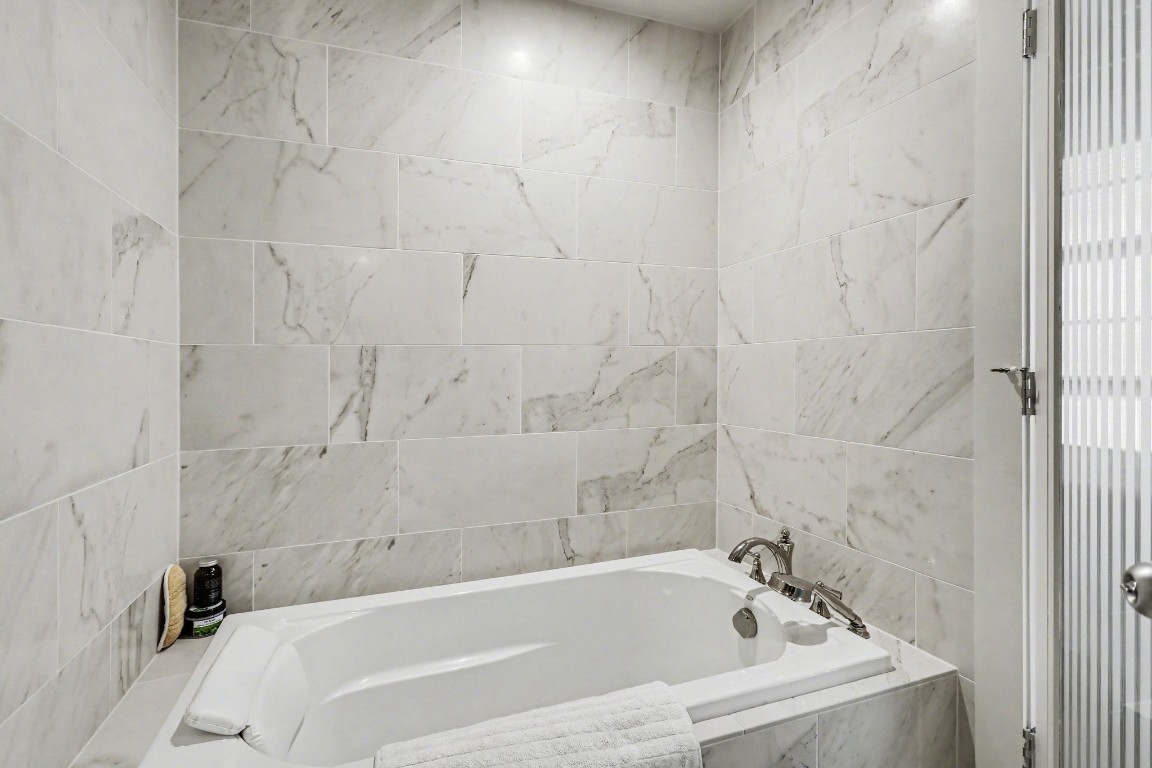 204 Travis Street, Unit 4E Houston, TX 77002 - Photo 21 of 29 a bathroom with a bathtub