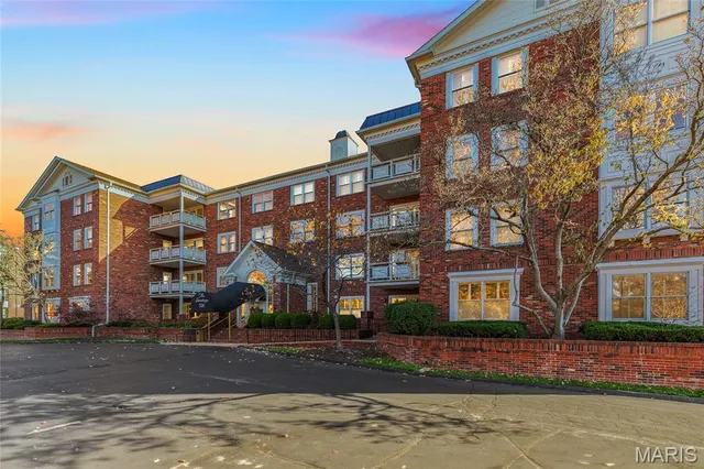 $249,900 | 526 Sarah Lane, Unit 22, Creve Coeur, MO 63141