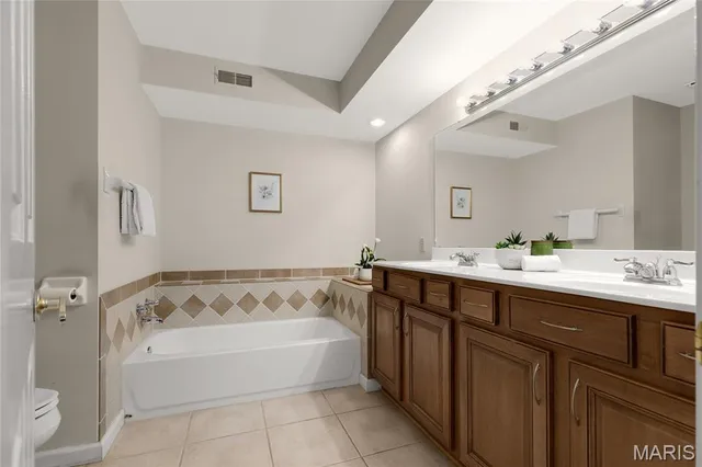 $249,900 | 526 Sarah Lane, Unit 22, Creve Coeur, MO 63141