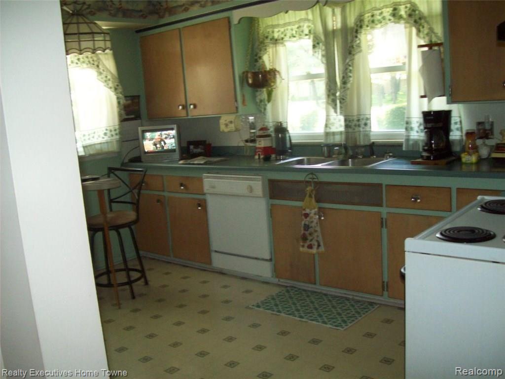 5256 Lakeshore Road Fort Gratiot, MI 48059 - Photo 6 of 12 100_0628.JPG