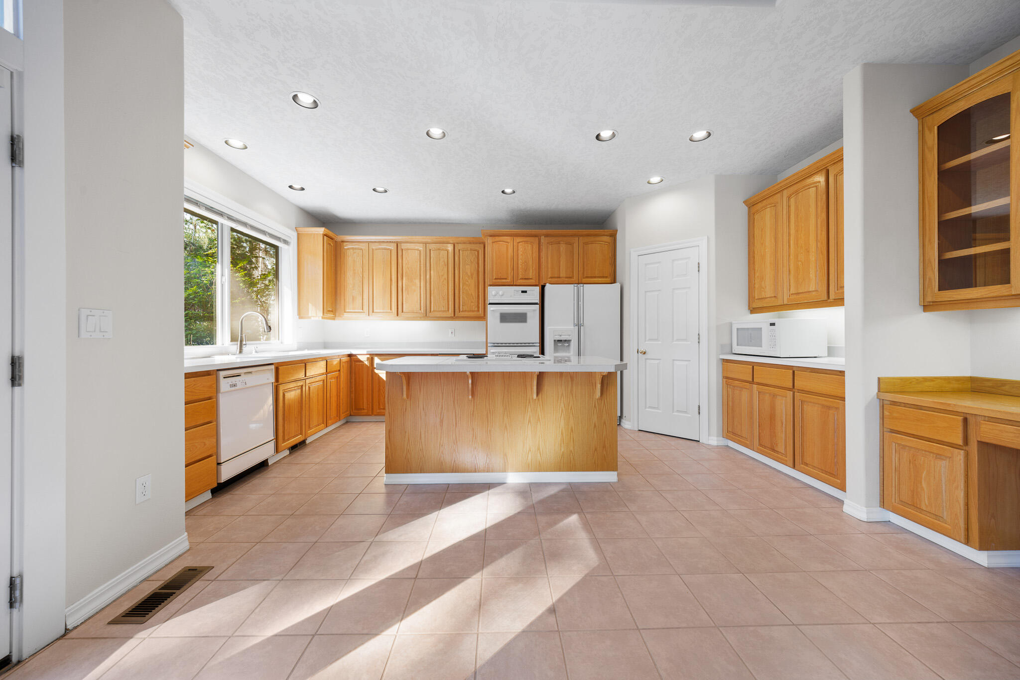 60799 Currant Way Bend, OR 97702 - Photo 7 of 27 Kitchen