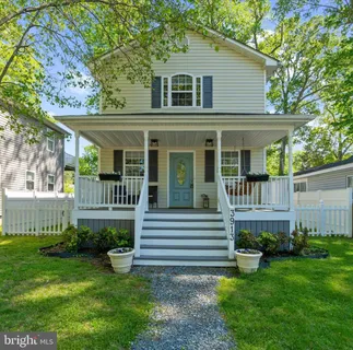 a view of a house with a yard and plants