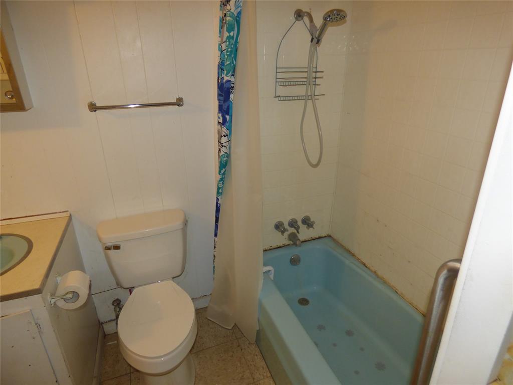 309 East 10th Street Cisco, TX 76437 - Photo 19 of 35 a bathroom with a toilet and a shower