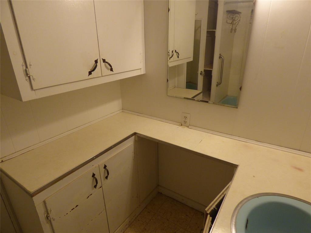 309 East 10th Street Cisco, TX 76437 - Photo 21 of 35 a bathroom with a sink and mirror