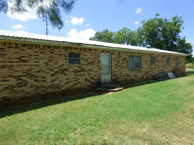 a view of a back yard