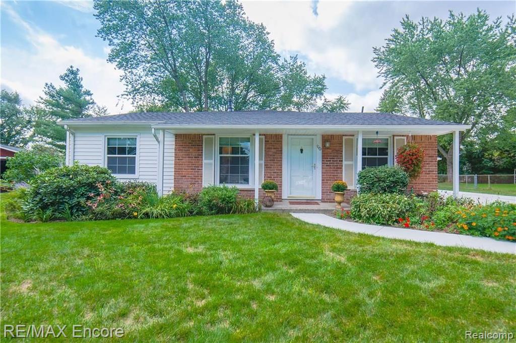 1082 Avon Manor Road Rochester Hills, MI 48307 - Photo 2 of 40