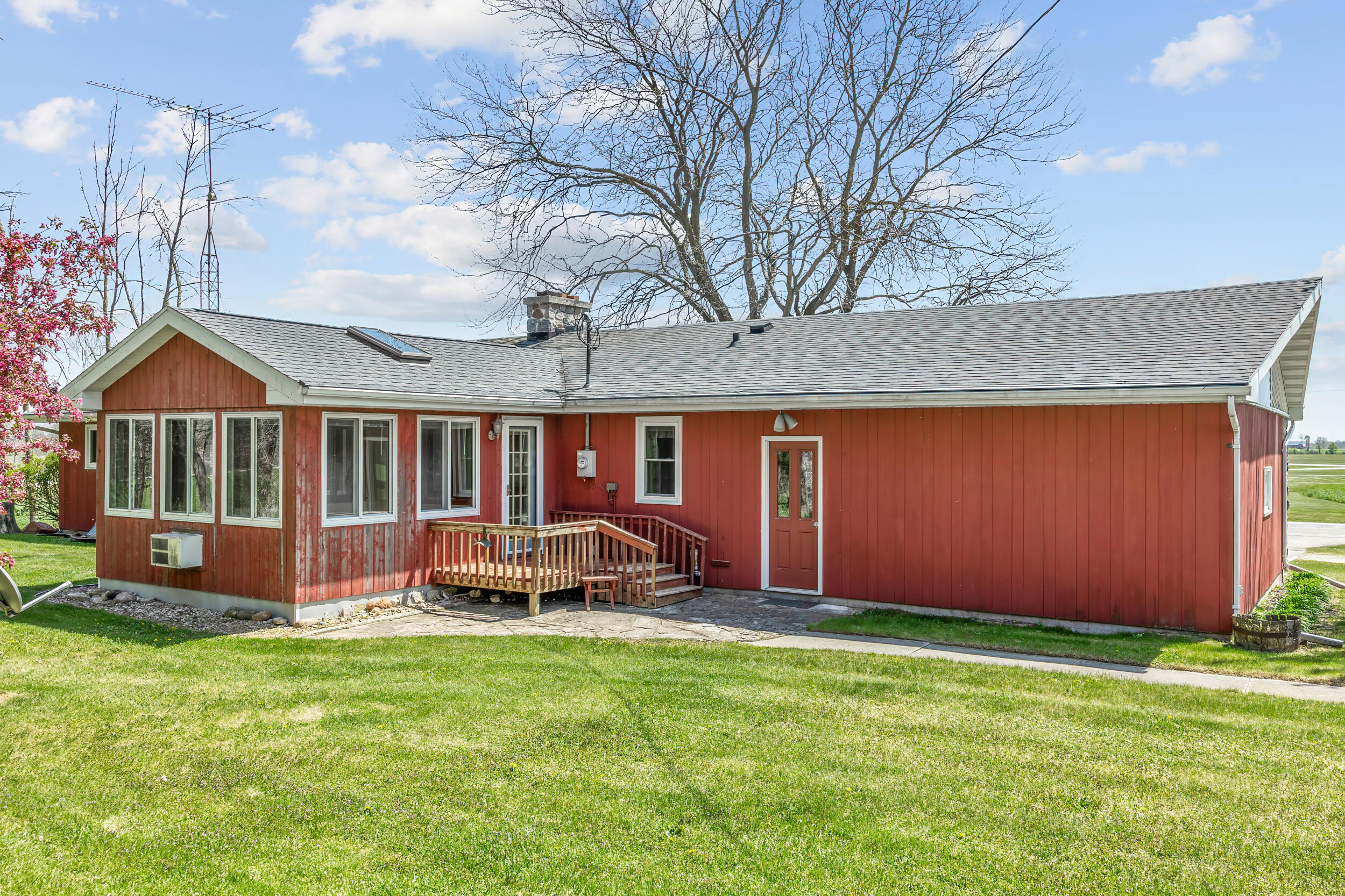 W1586 County Rd H New Holstein, WI 53061 - Photo 28 of 41 Deck