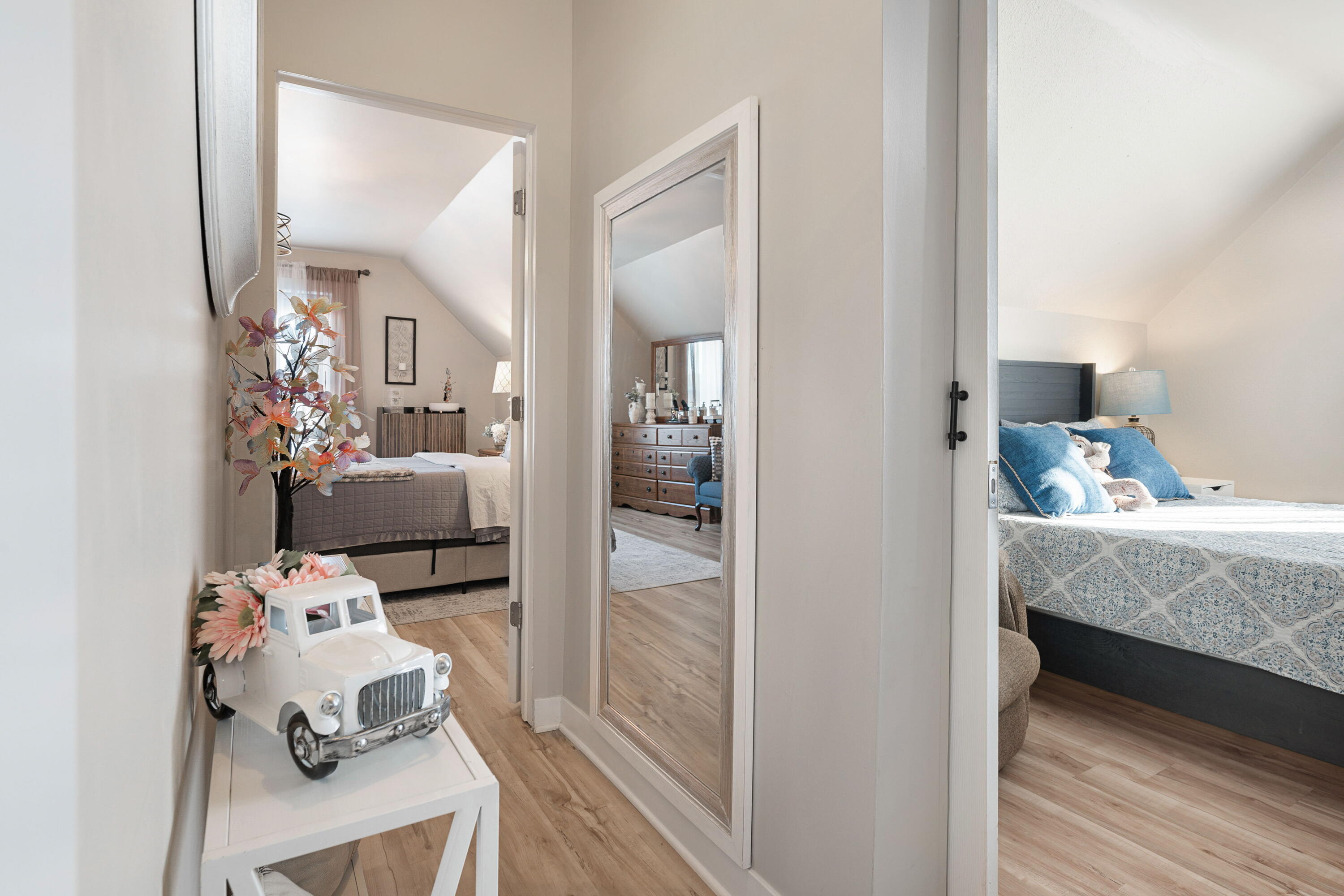 1023 South 25th Street Milwaukee, WI 53204 - Photo 15 of 22 Upper hall