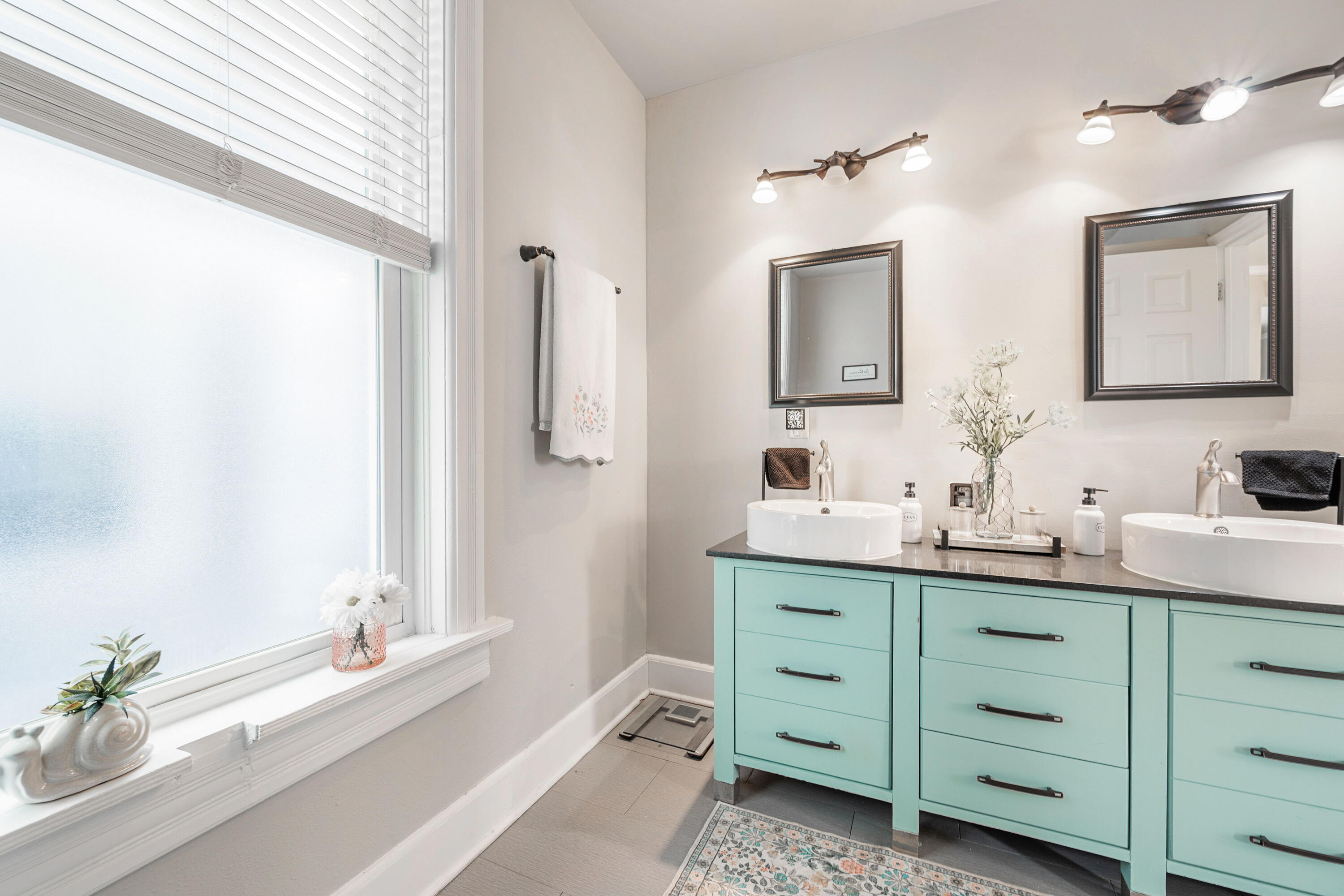 1023 South 25th Street Milwaukee, WI 53204 - Photo 6 of 22 Main floor full bath.