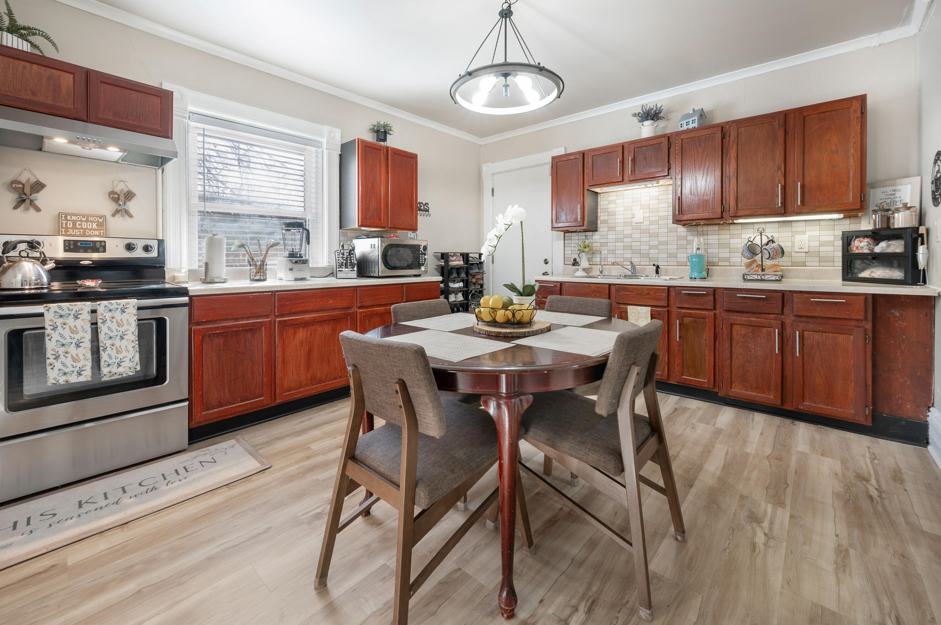 1023 South 25th Street Milwaukee, WI 53204 - Photo 8 of 22 Main-level eat-in kitchen