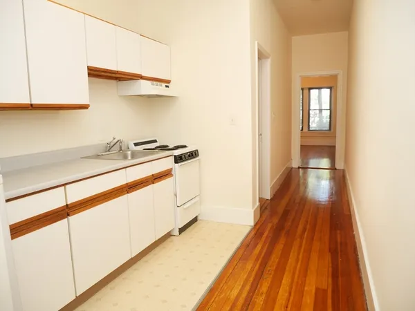 $2,600 | 1382 Beacon Street, Unit 4, Brookline, MA 02446
