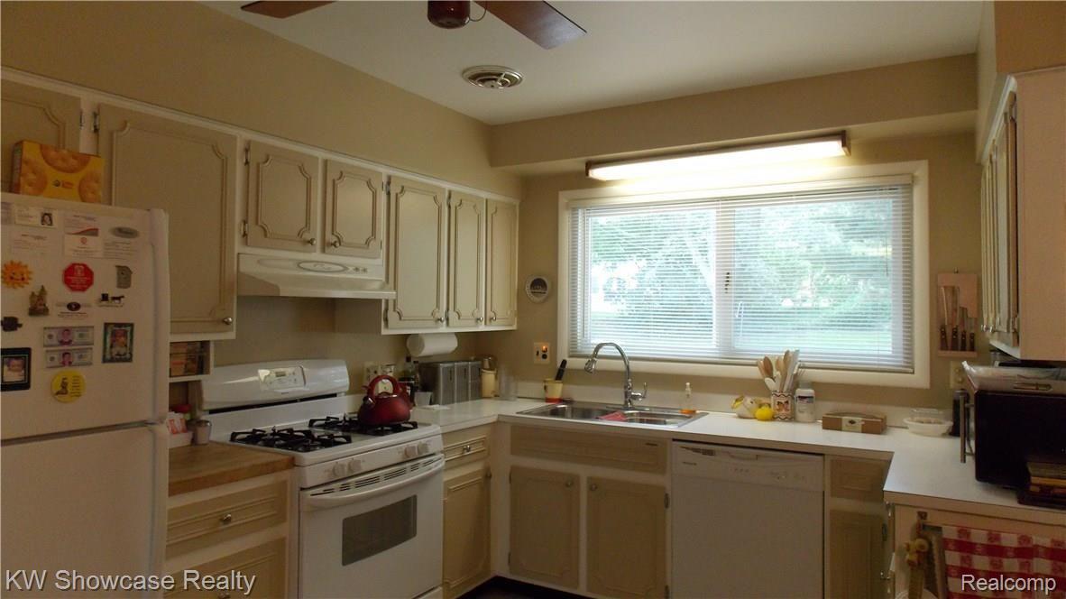 28109 Hawberry Road Farmington, MI 48331 - Photo 13 of 26 DSCN3878.JPG