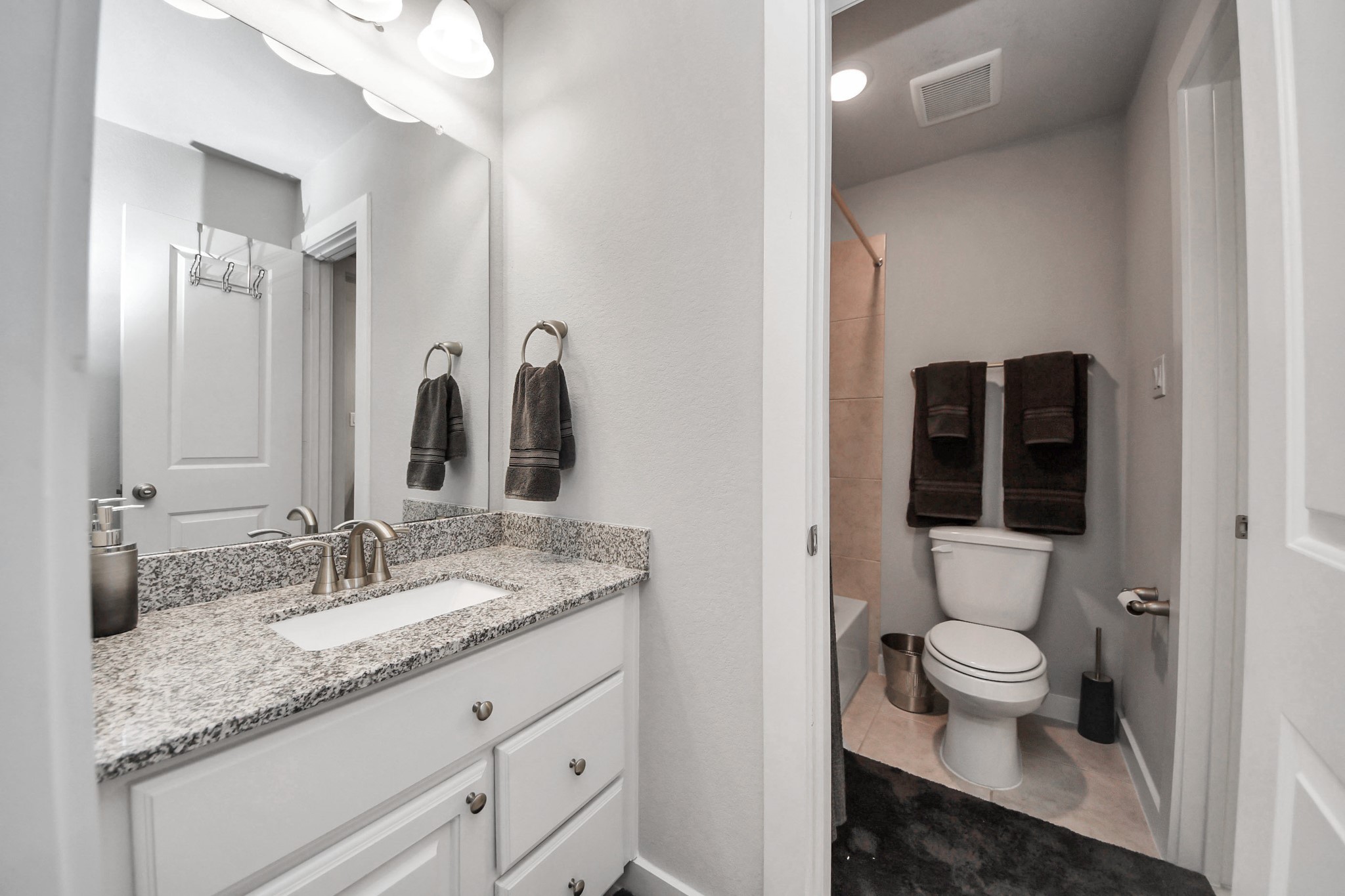 10127 Blythe Street Rosharon, TX 77583 - Photo 36 of 44 upstairs bath