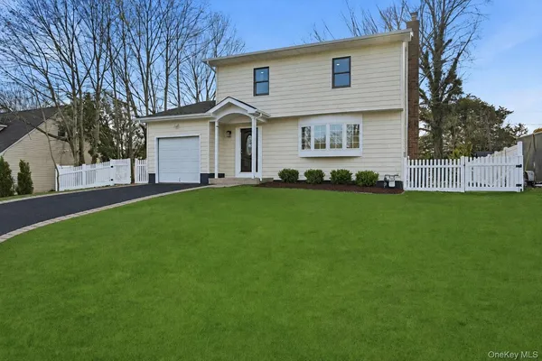 $799,000 | 10 Curlin Lane, St. James, NY 11780