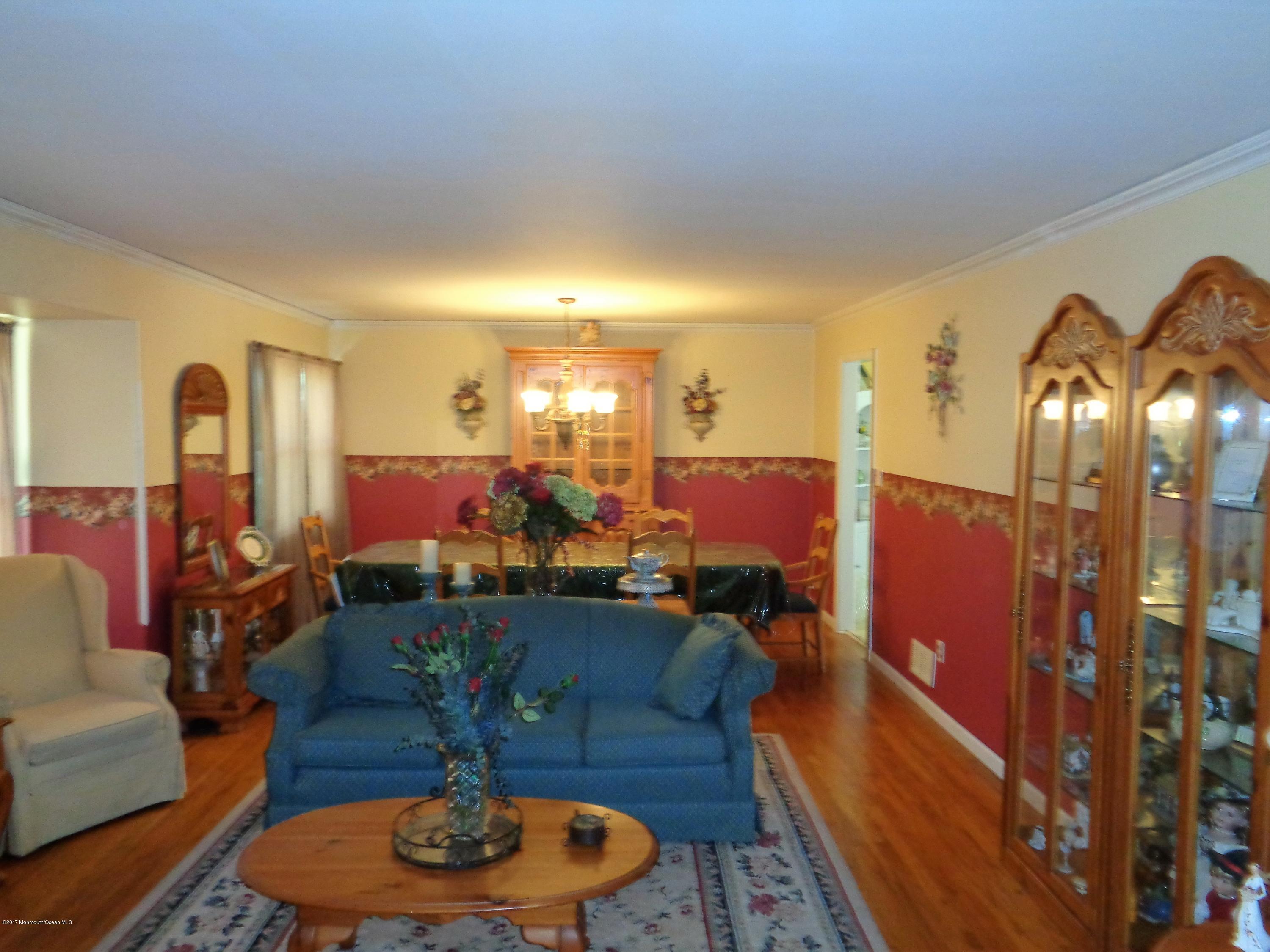 25 Pepperridge Road Howell, NJ 07731 - Photo 8 of 28 a living room with furniture and a dining table