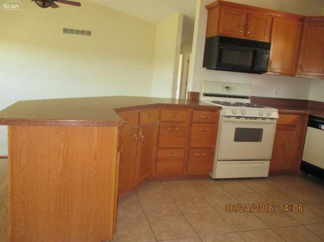 6879 Oak Grove Road Howell, MI 48855 - Photo 12 of 30 21182095-11.JPG