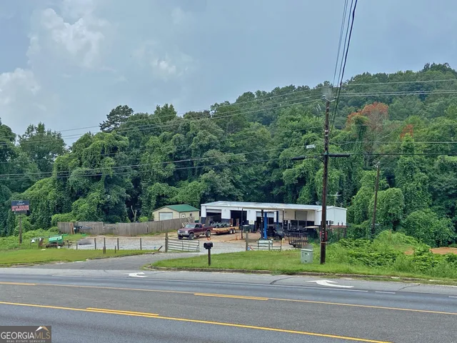 a view of a yard in front of the house