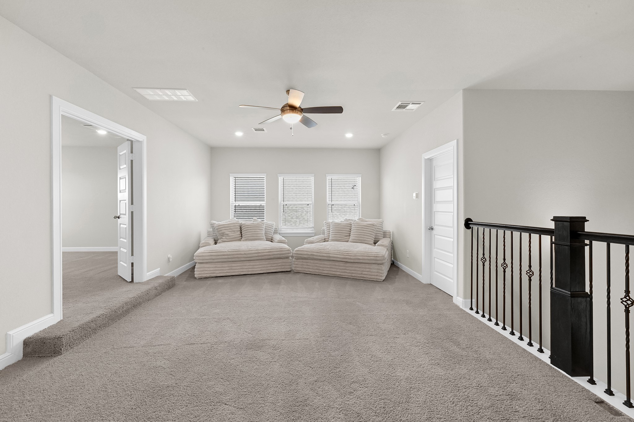 8 Palmero Way Manvel, TX 77578 - Photo 18 of 34 a living room with furniture and a chandelier