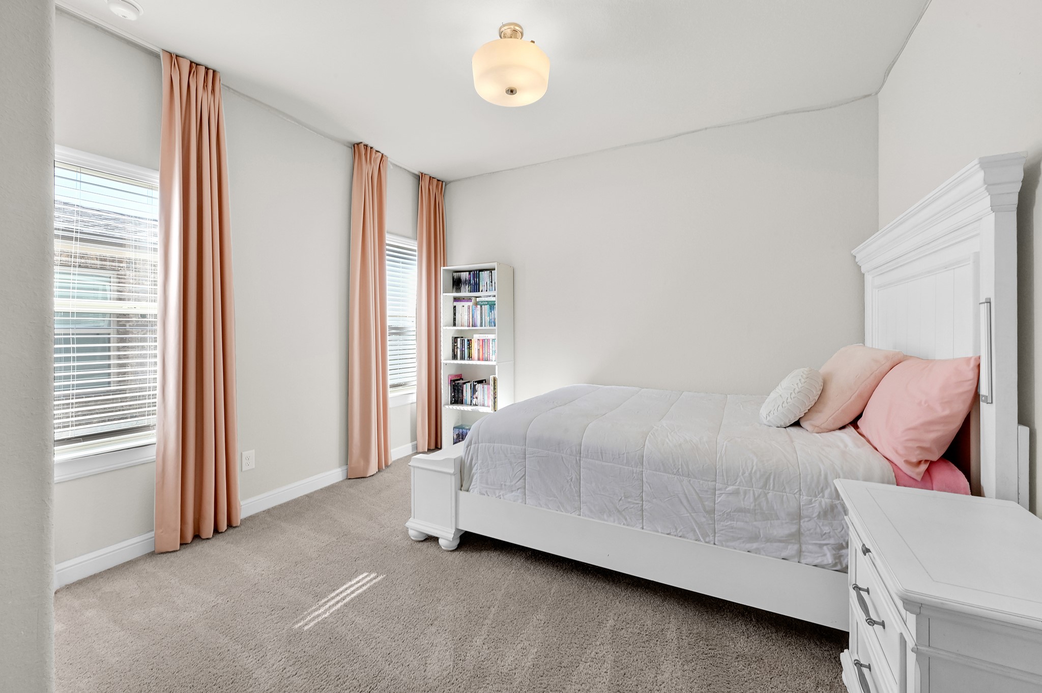 8 Palmero Way Manvel, TX 77578 - Photo 20 of 34 a bedroom with a bed and a window