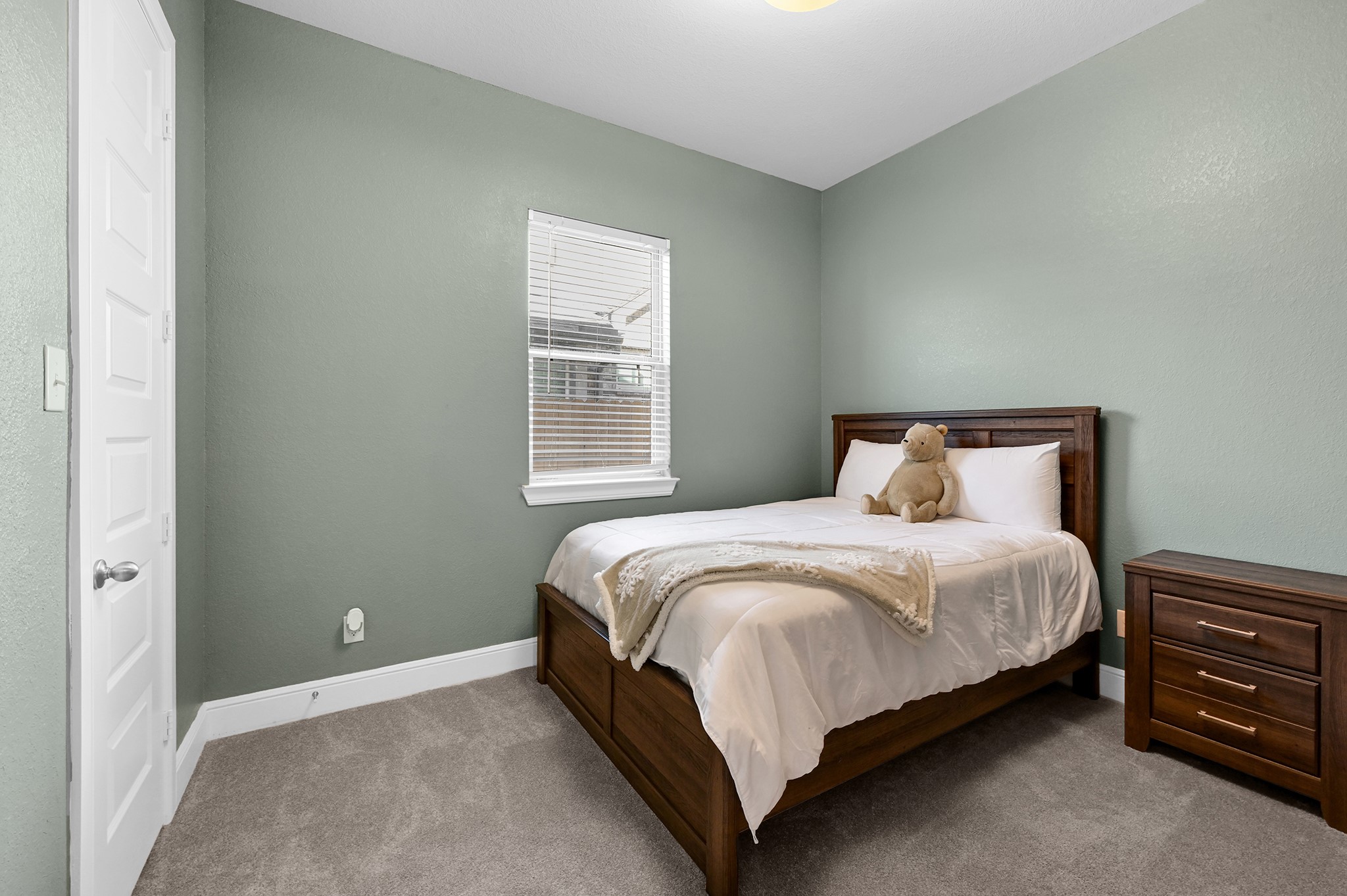 8 Palmero Way Manvel, TX 77578 - Photo 25 of 34 a large bed sitting in a bedroom next to a window