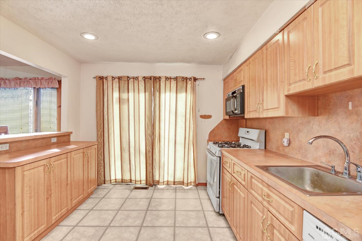14 Kevin Road East Brunswick, NJ 08816 - Photo 8 of 23 Gallery Image 8
