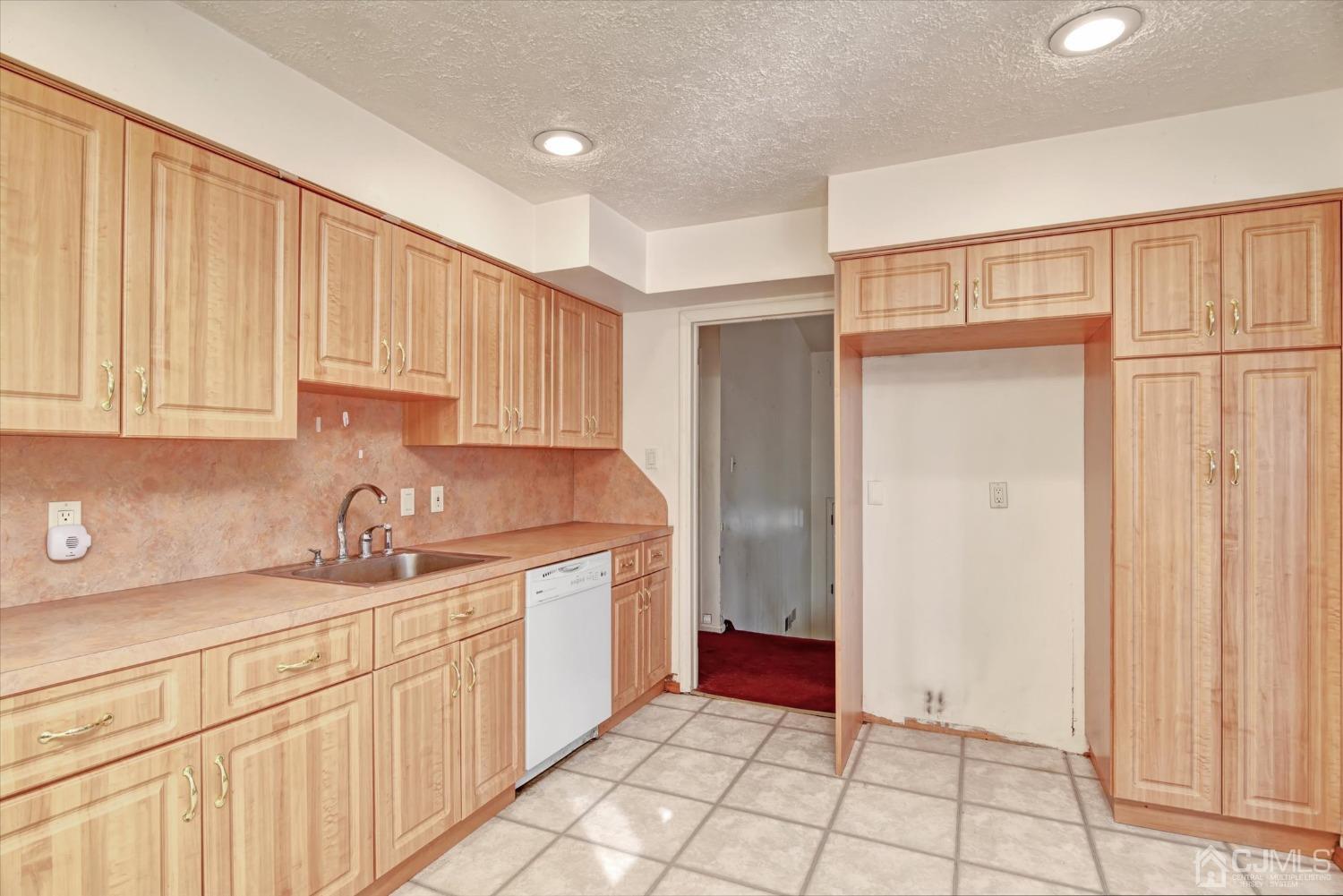 14 Kevin Road East Brunswick, NJ 08816 - Photo 9 of 23 Gallery Image 9
