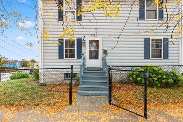 a view of a house with backyard and garden