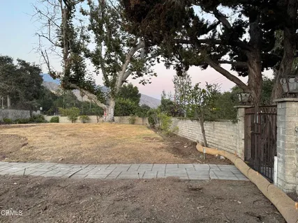 a picture of a wall with a white wall