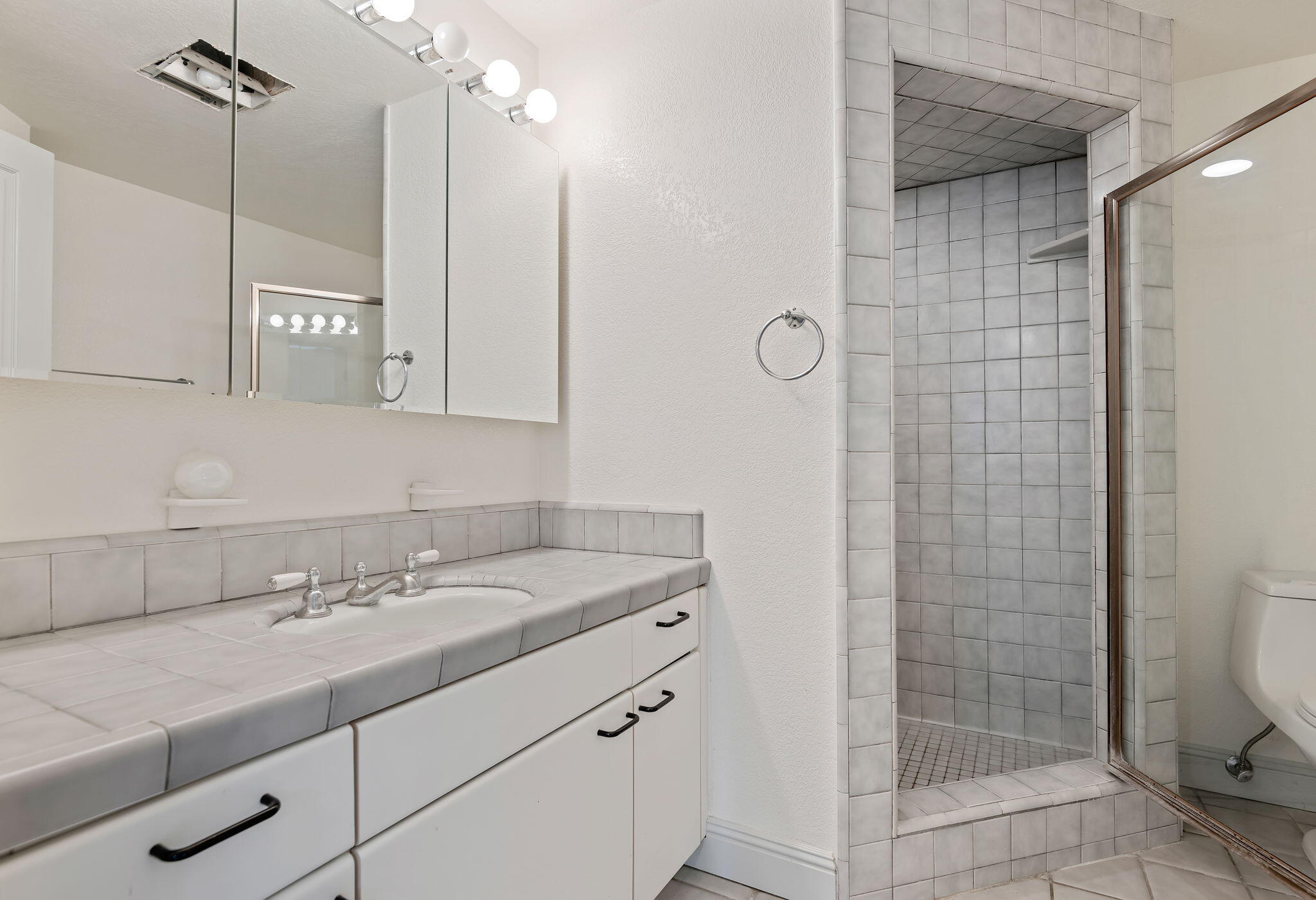 1588 East Valley Road Montecito, CA 93108 - Photo 15 of 23 15-Bathroom 2