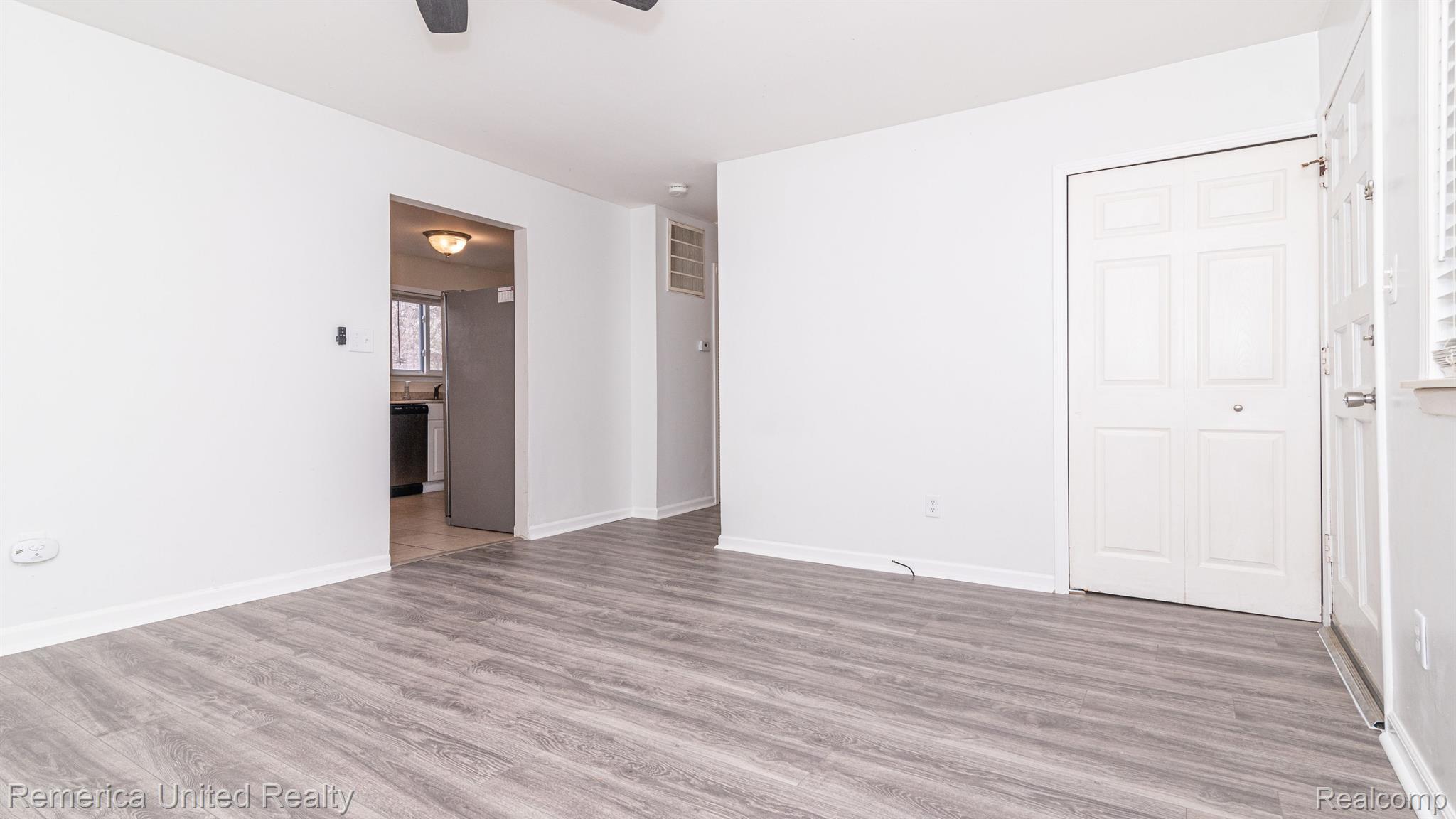 Hall to bedrooms