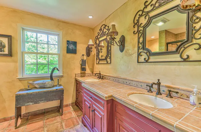 a view of a livingroom with furniture and a ceiling fan