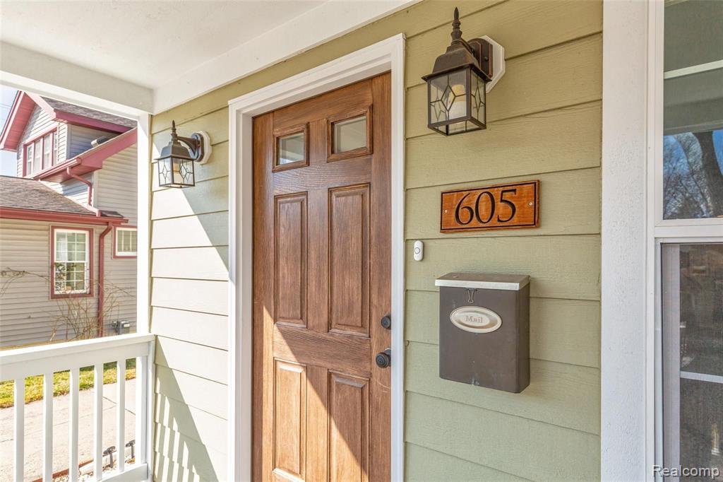 605 Lockwood Road Royal Oak, MI 48067 - Photo 4 of 35