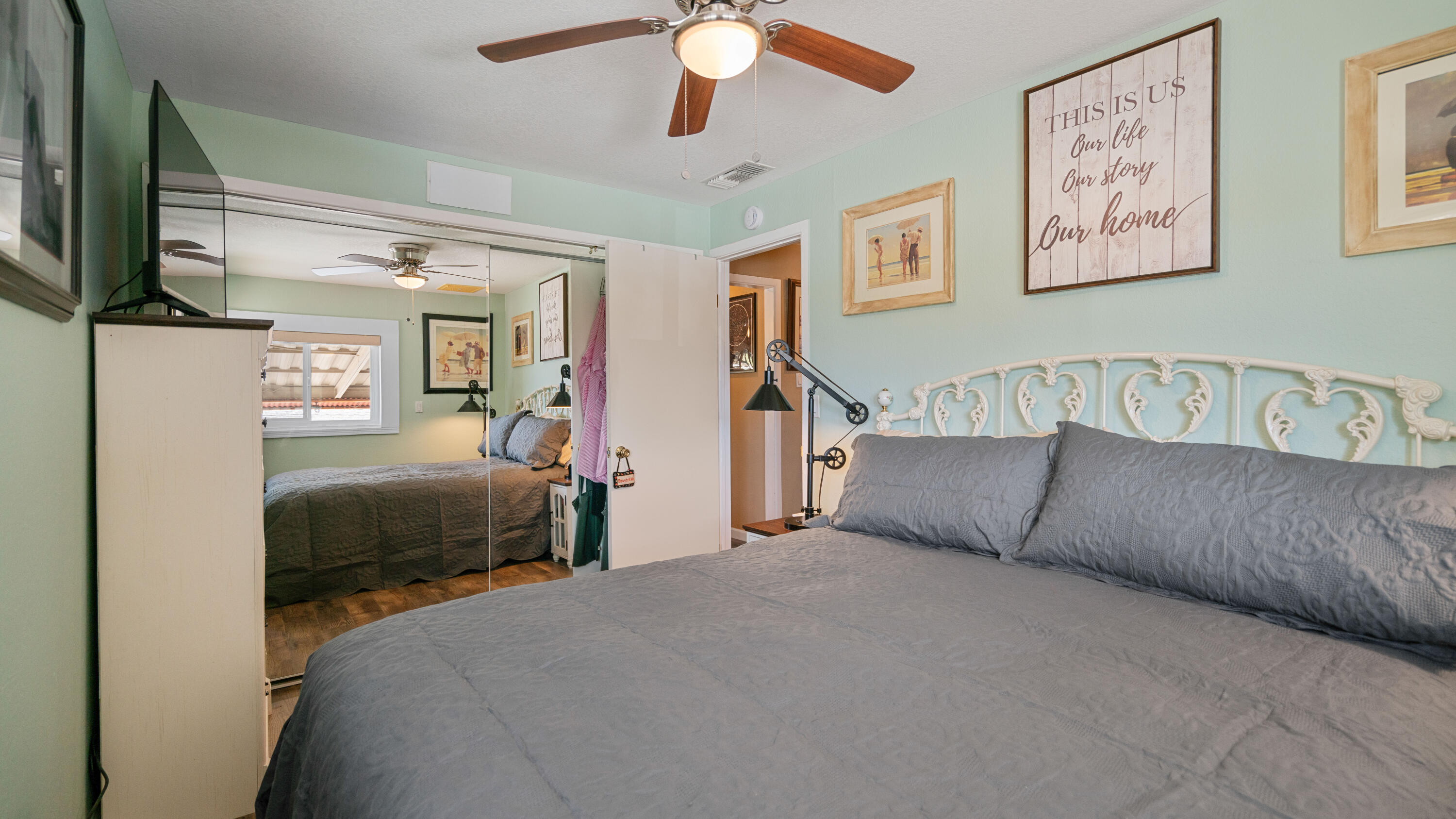 6913 Apache Trail Yucca Valley, CA 92284 - Photo 20 of 45 a bedroom with a large bed and a chandelier