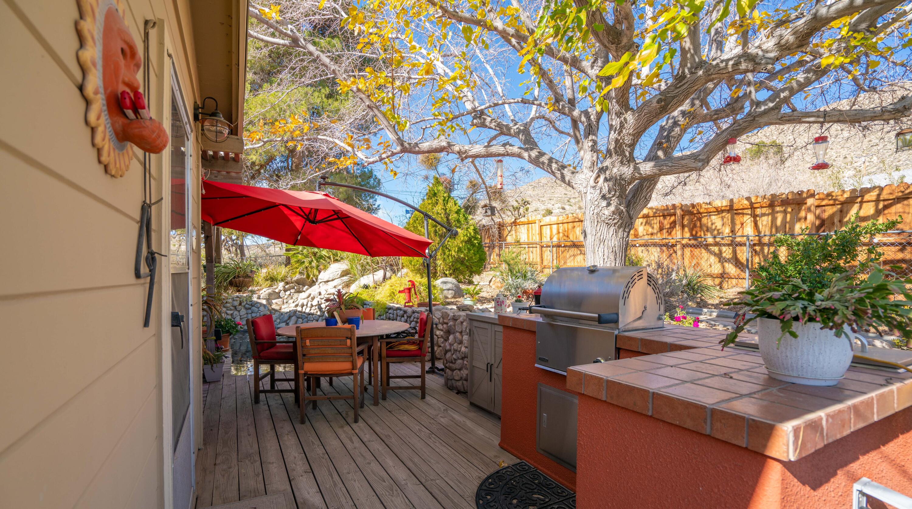 6913 Apache Trail Yucca Valley, CA 92284 - Photo 31 of 45 a view of a tables and chairs in patio