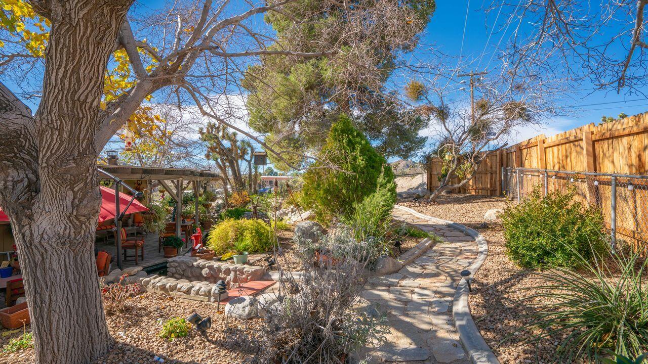 6913 Apache Trail Yucca Valley, CA 92284 - Photo 34 of 45 a backyard of a house with lots of green space