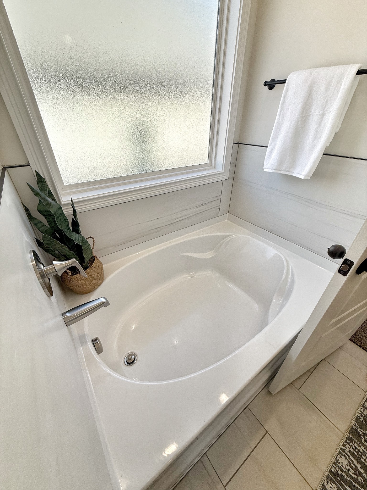 865 Burley Barn Road Clarksville, TN 37042 - Photo 22 of 44 a bathroom with a tub