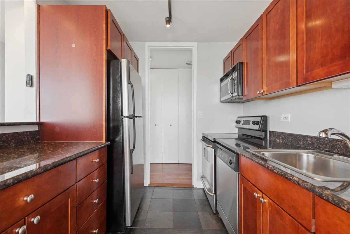 655 West Irving Park Road, Unit 4216 Chicago, IL 60613 - Photo 10 of 21 Gallery Image 10