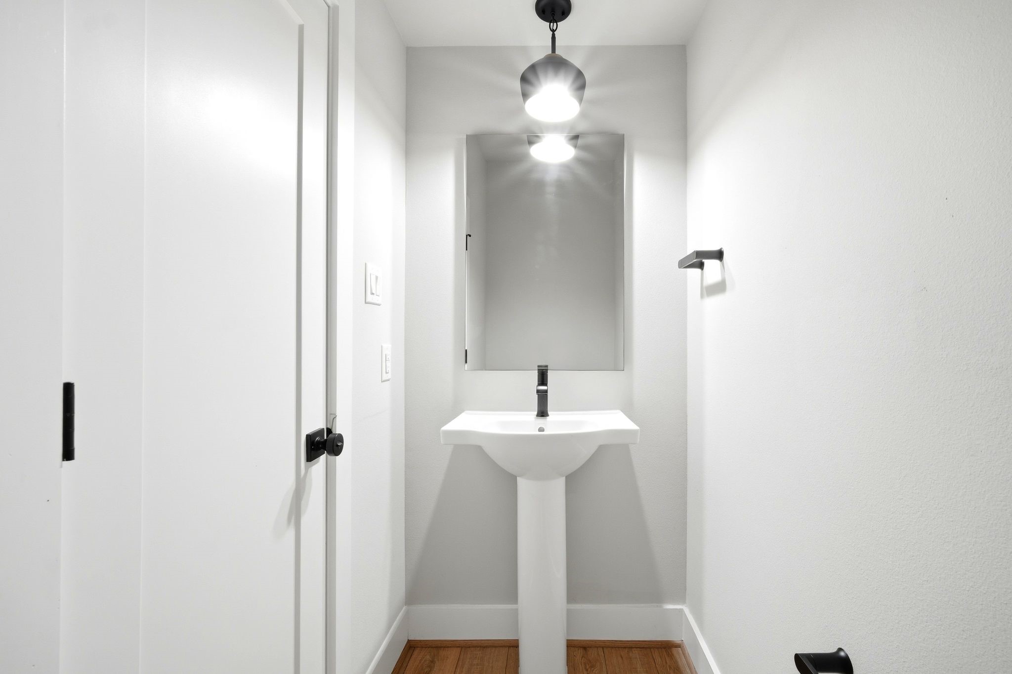 5814 Cebra Street Houston, TX 77091 - Photo 14 of 32 Conveniently located powder room for guests.