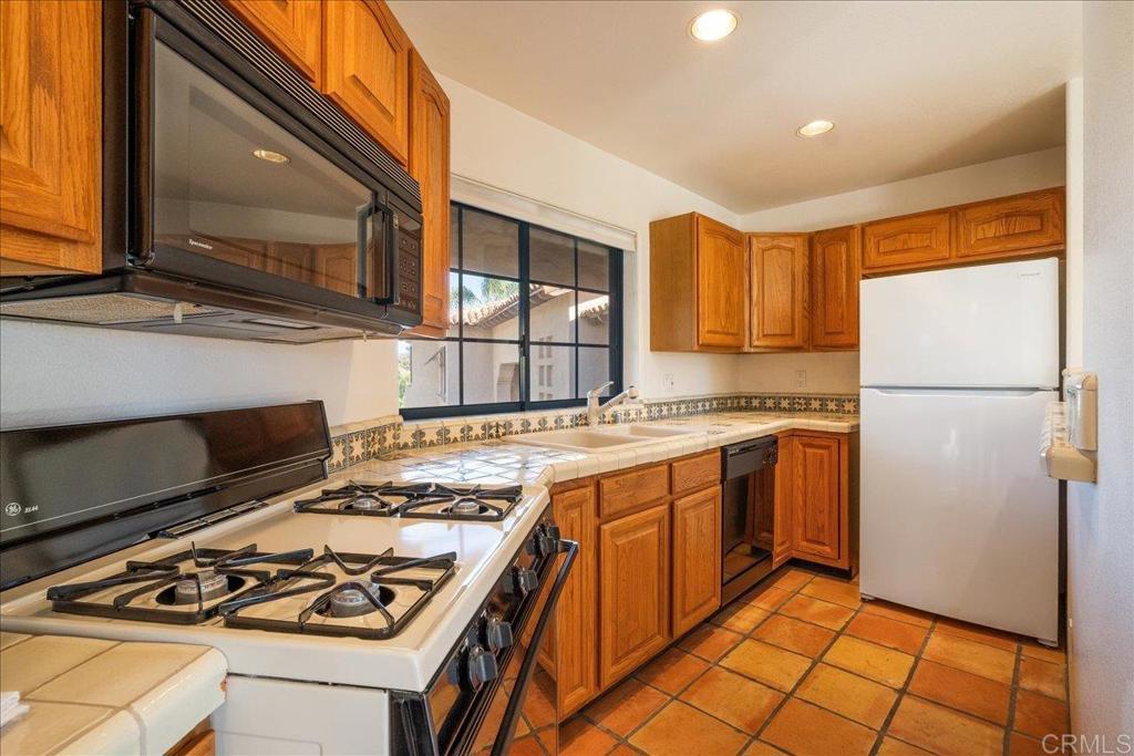 3577 Stonegate Place Fallbrook, CA 92028 - Photo 38 of 60 Separate Kitchen in ADU....guests will never want to leave.
