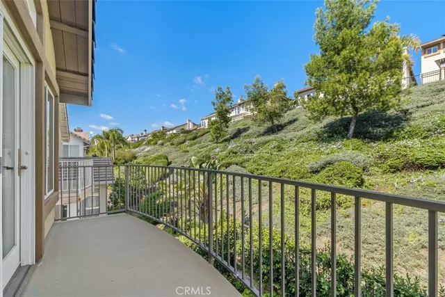 a view of a back yard