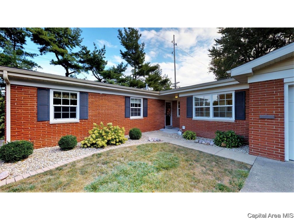 2 Golf Road Springfield, IL 62704 - Photo 2 of 36