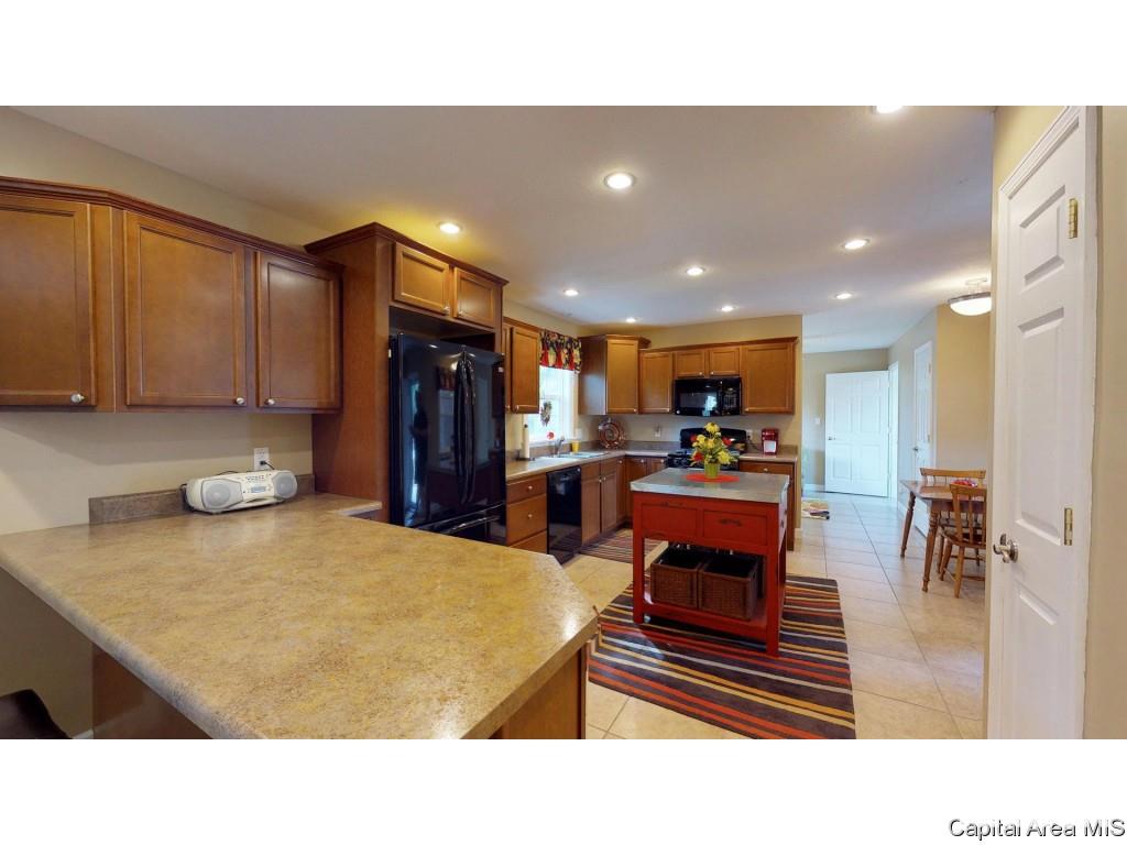 2 Golf Road Springfield, IL 62704 - Photo 9 of 36