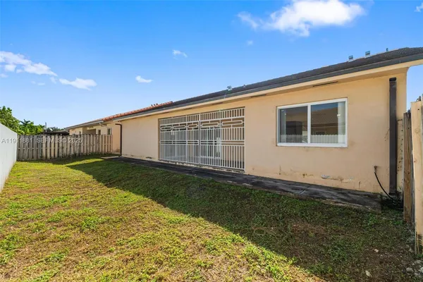 a view of a backyard