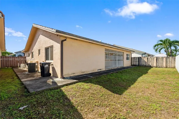 a view of a house with backyard and garden