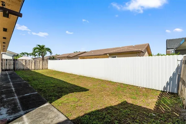 a view of a backyard
