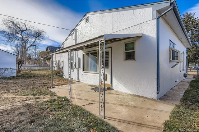 a view of a house with a backyard