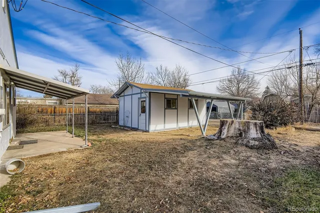a view of a house with a backyard