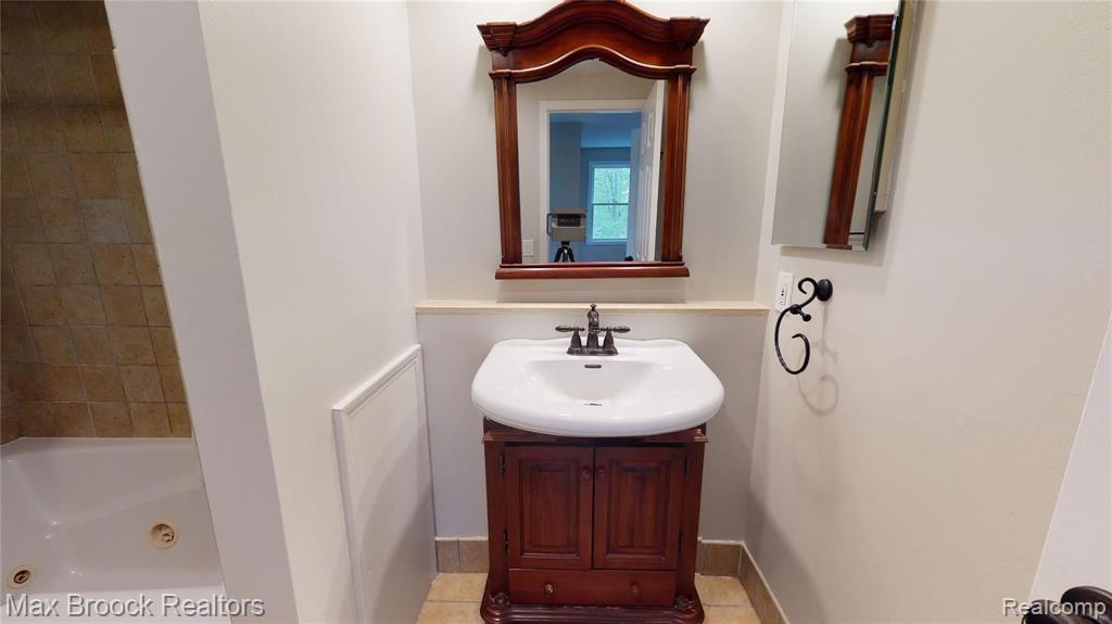 4990 Arrowhead Road West Bloomfield, MI 48323 - Photo 29 of 48