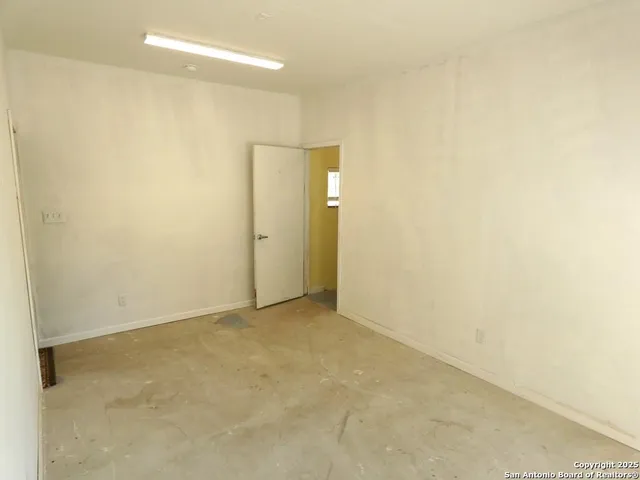 $850 | 911 East Steiner Street, Beeville, TX 78102