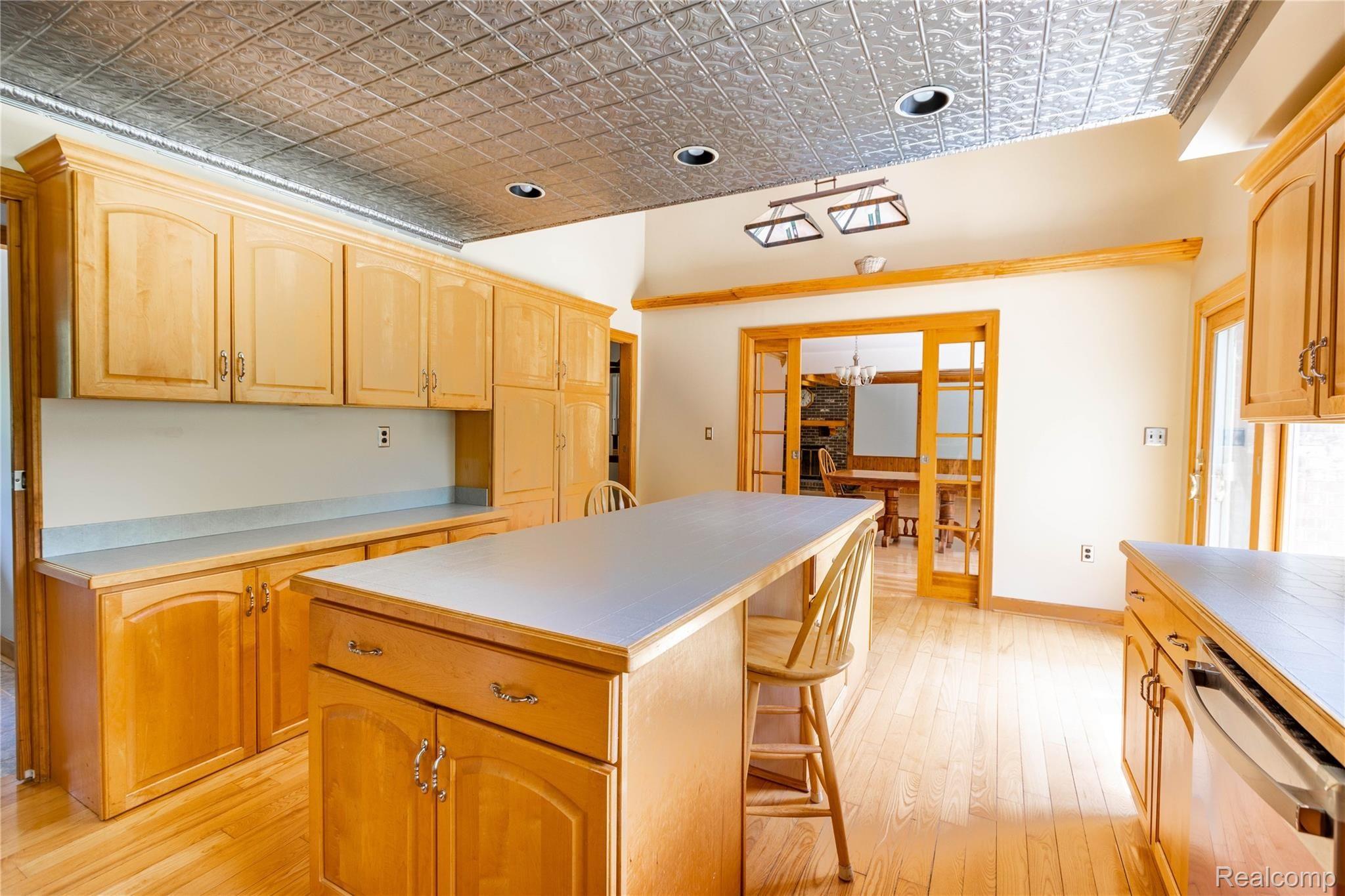 8443 Bridge Road Grosse Ile, MI 48138 - Photo 18 of 33 Center island 2/seating space.